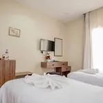 Amon Pyramids View Inn